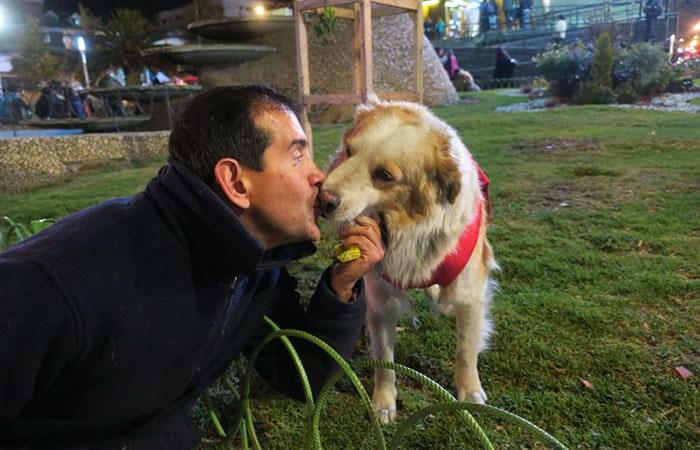Boliviano Fernando 'Ferchy' Kushner decidió retribuir con este amor por los animales lo que la vida le ha dado. Foto: EFE