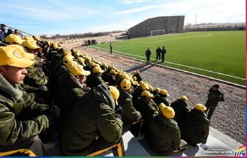 Morales entrega cancha de fútbol con césped sintético al Comando de la Policía de Oruro