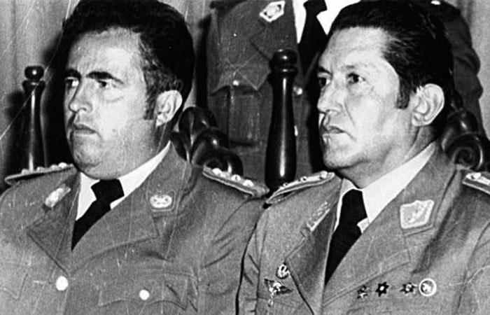 Luis García Meza (der), dictador boliviano entre 1980 y 1981, junto con su ministro del Interior, Luis Arce Gómez (izq). Foto: Twitter