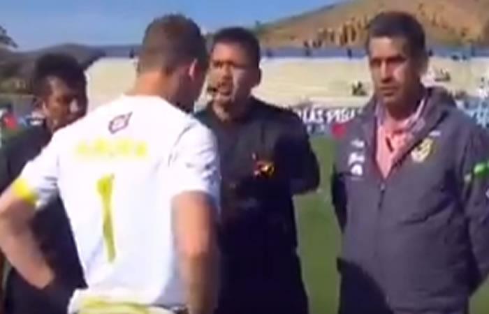 Momento en que Orlando Quintana "suspende" el partido. Foto: Captura de video. Foto: Twitter