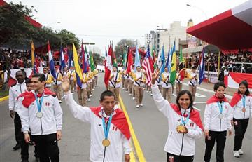 Delegaciones de Sudamérica y medallistas se lucen en desfile militar en Perú