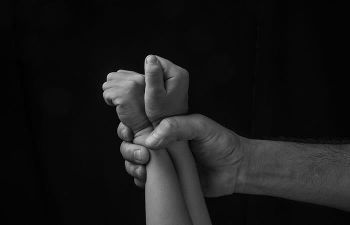 La madre está a favor del agresor que abuso de su hija. Foto: Shutterstock