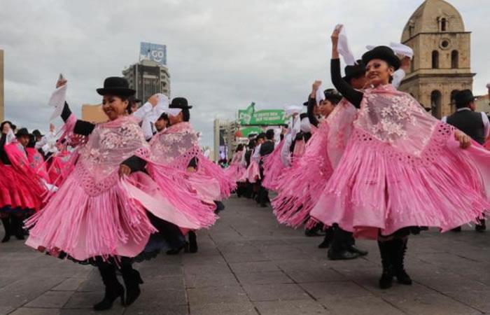 Bailarines en La Paz. Foto: EFE