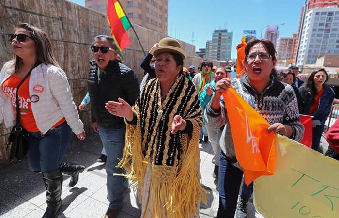 Seguidores del candidato opositor Carlos Mesa gritan consignas este lunes durante una protesta en La Paz. Foto: EFE
