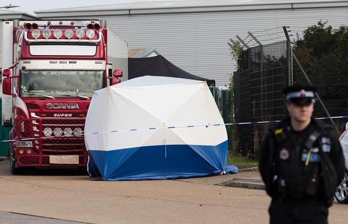 Policía británico hace guardia frente al camión con los cuerpos sin vida de 39 personas. Foto: EFE