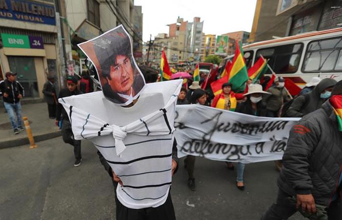 Universitarios y vecinos de la ciudad de El Alto marchan en contra de la reelección del presidente boliviano. Foto: EFE