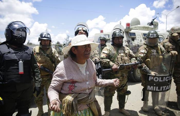 Las protestas continúan y la violencia sigue en las calles de Bolivia a pesar de tener nuevo gobierno interino. Foto: EFE