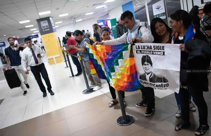 Ciudadanos bolivianos y argentinos al aguardar la llegada los hijos del expresidente Morales, en el Aeropuerto Internacional de Ezeiza, en Buenos Aires (Argentina). Foto: EFE
