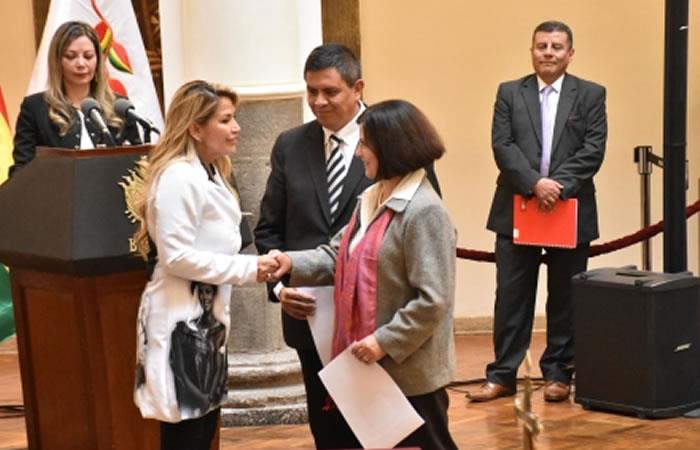 La presidenta designó a Luis Fernando Arteaga y a Ana María Villarroel como vocales delegados por el Ejecutivo para los tribunales electorales departamentales de La Paz y Cochabamba. Foto: ABI