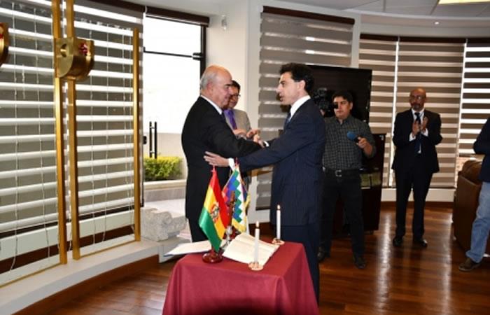 El ministro de Economía y Finanzas Públicas, José Luis Parada, posesionó a Juan Carlos Antonio Abrego como director de la Autoridad de Fiscalización del Juego. Foto: ABI