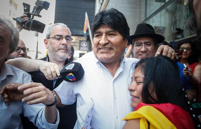 Son varias las obras que tienen la imagen y el nombre de Evo Morales. Foto: EFE