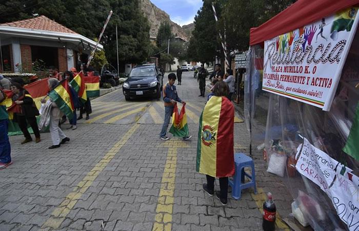 Un grupo de personas favorables al nuevo gobierno de Bolivia protestaron en la entrada al barrio donde se encuentra la embajada. Foto: EFE
