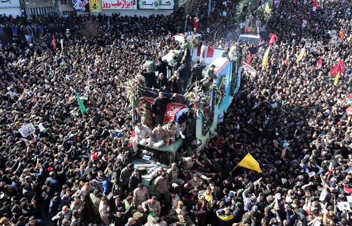 Decenas de iraníes portan el féretro del general Qasem Soleimaní. Foto: EFE