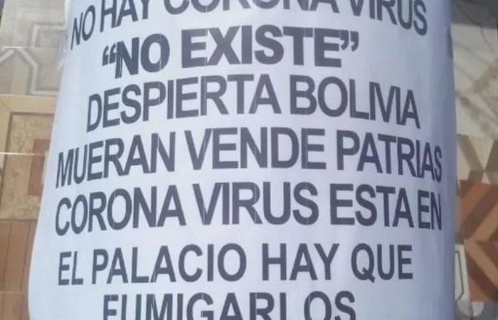 Afiches con desinformación sobre el coronavirus son distribuidos en El Alto. Foto: ABI