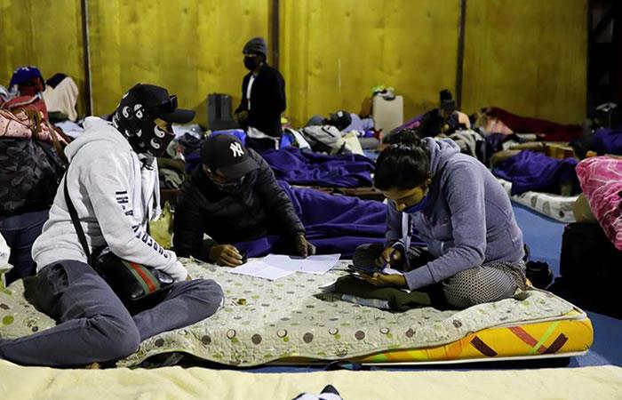 Un grupo de 840 bolivianos duerme en el Liceo A-7 en la ciudad de Iquique (Chile). Foto: EFE