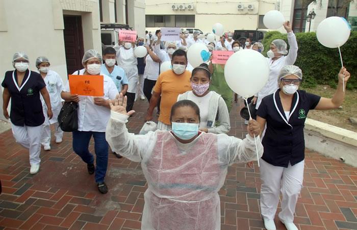 Los trabajadores del Hospital celebraron la recuperación de los niños y del adulto. Foto: EFE