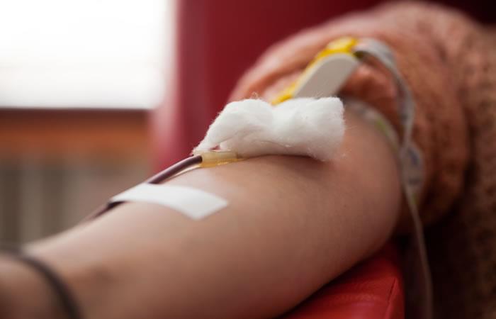 Transfusión de plasma de sangre de pacientes recuperados de COVID-19 a los que se encuentran contagiados. Foto: Shutterstock