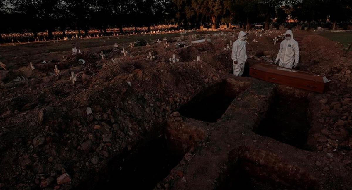Sepultureros preparan para enterrar un féretro con una víctima de COVID-19 en el cementerio de Caju. Foto: EFE