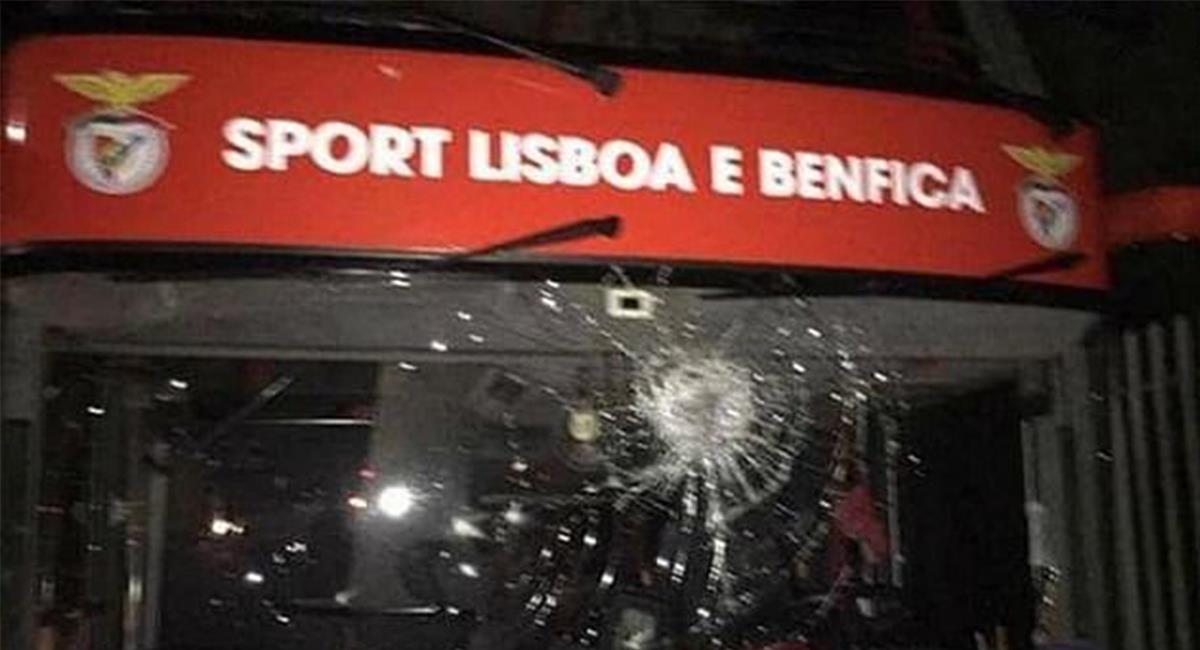 Así quedó el bus que transportaba a los jugadores de Benfica tas su empate ante Tondela. Foto: Twitter