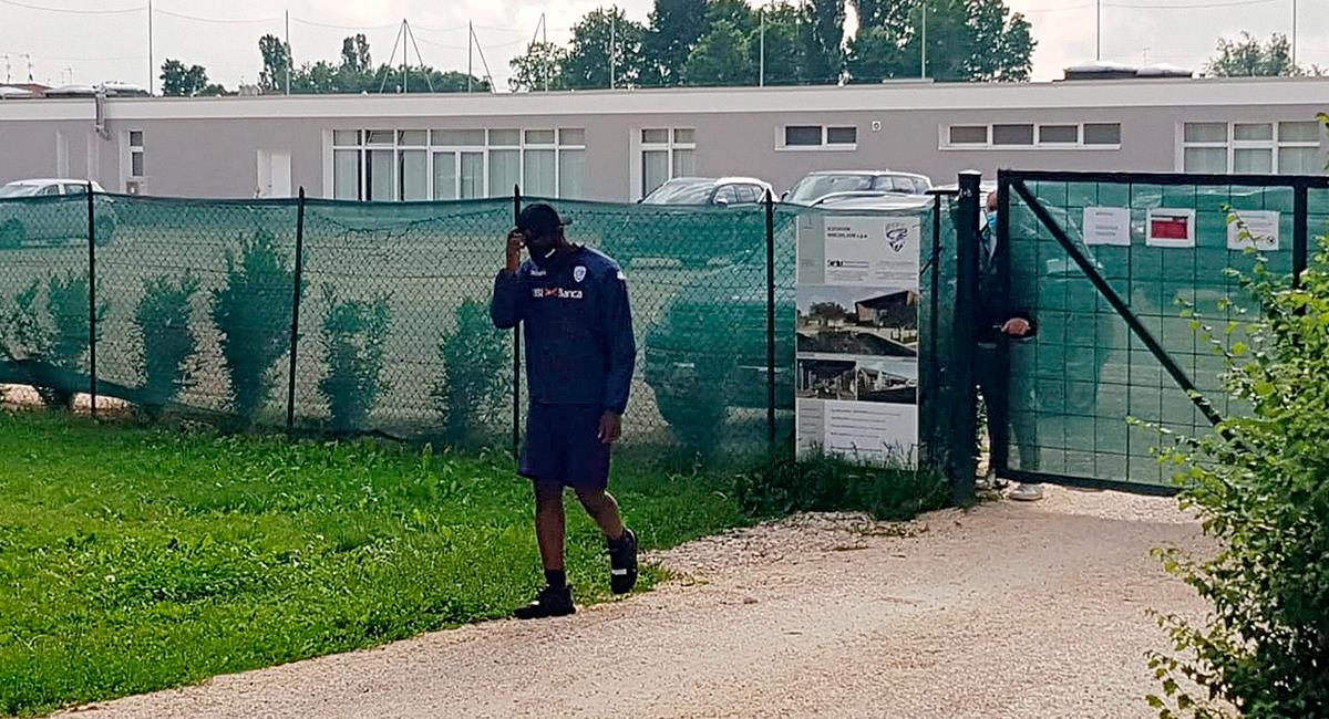 Las imágenes de Balotelli siendo rechazado en la entrada de la sede de Brescia recorren el mundo. Foto: EFE
