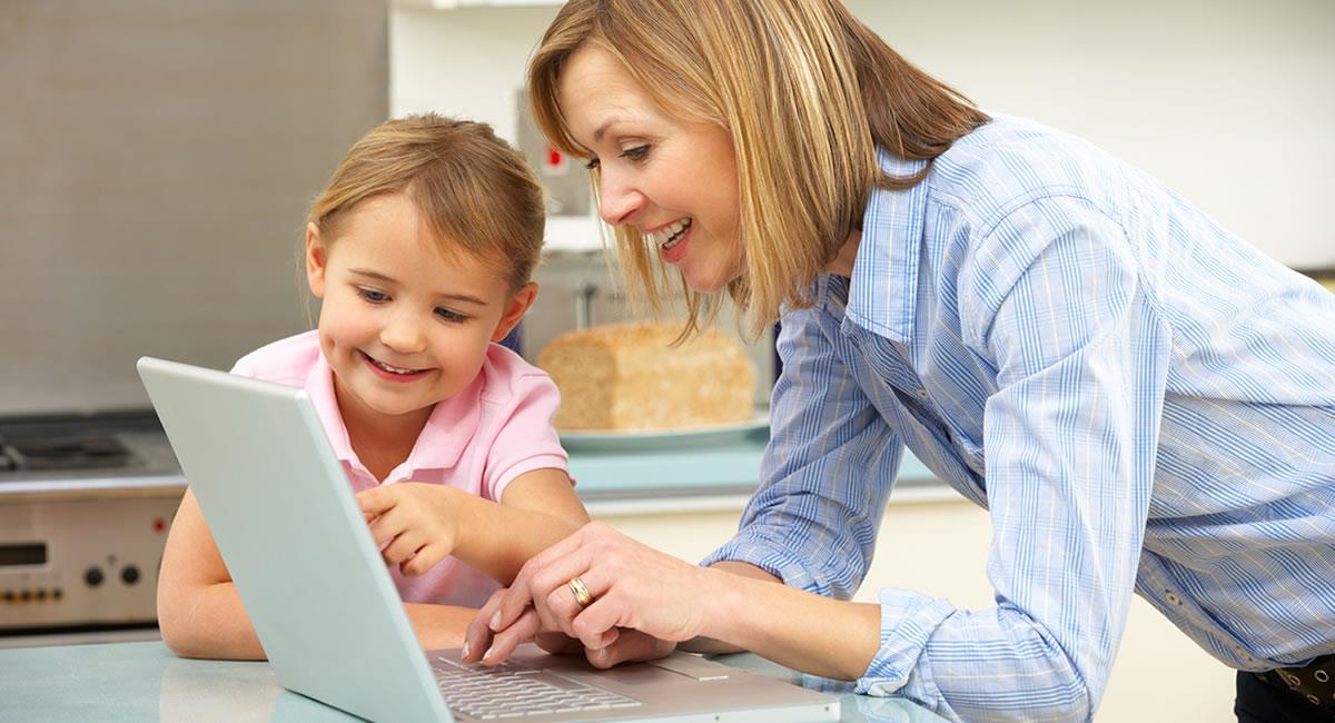 Analiza algunos puntos que podrían ser de utilidad para que padres y madres discutan con sus hijos antes de que se unan a redes sociales. Foto: Shutterstock