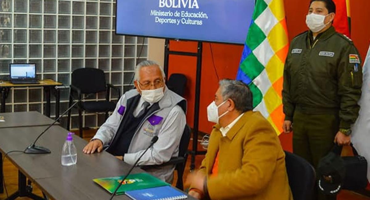 Víctor Hugo Cárdenas y Cesar Salinas en una primera reunión. Foto: ABI