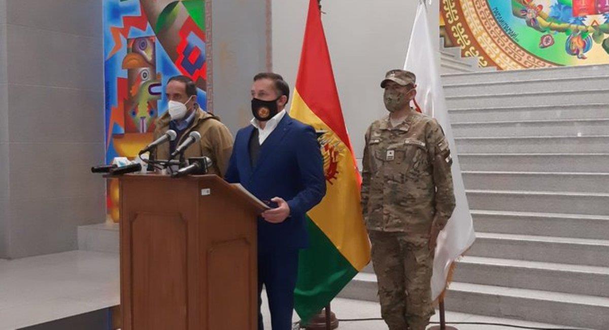 El ministro de Defensa, Fernando López, anunció el ascenso de los generales mediante decreto supremo. Foto: ABI
