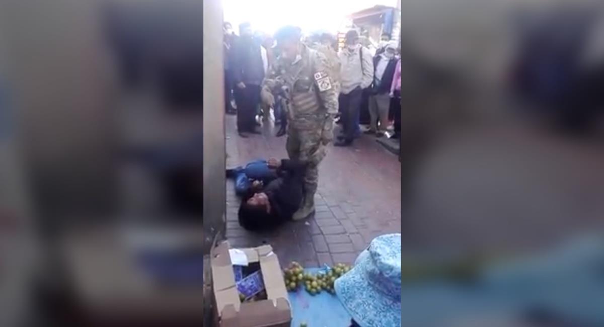 Captura de pantalla del video en el que se ve al militar junto al presunto ladrón. Foto: Facebook