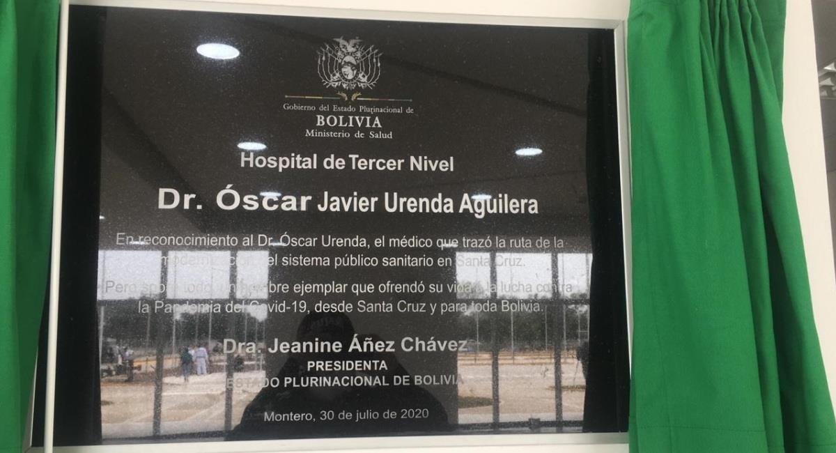 Jeanine Áñez develo la plaqueta del hospital "Dr. Óscar Urenda". Foto: ABI