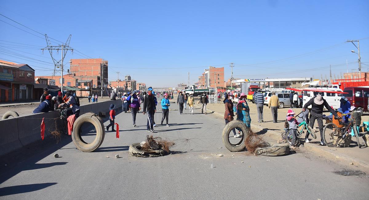 Decenas de personas bloquean una carretera durante una protesta debido al nuevo aplazamiento de las elecciones bolivianas. Foto: EFE