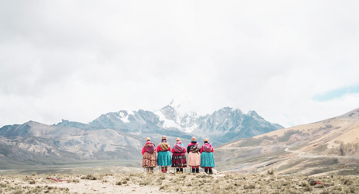 Grupo de mujeres indígenas bolivianas. Foto: Facebook / Cholitas La Película