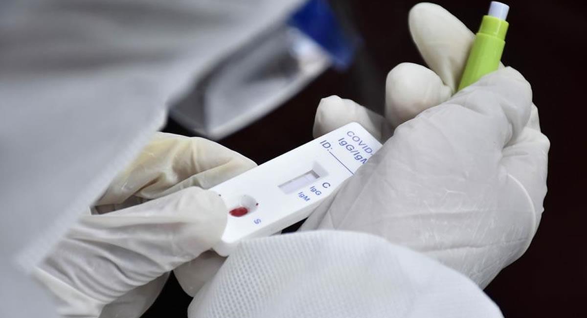 Una trabajadora de la salud procesa la muestra de sangre de una persona durante una brigada de salud. Foto: EFE
