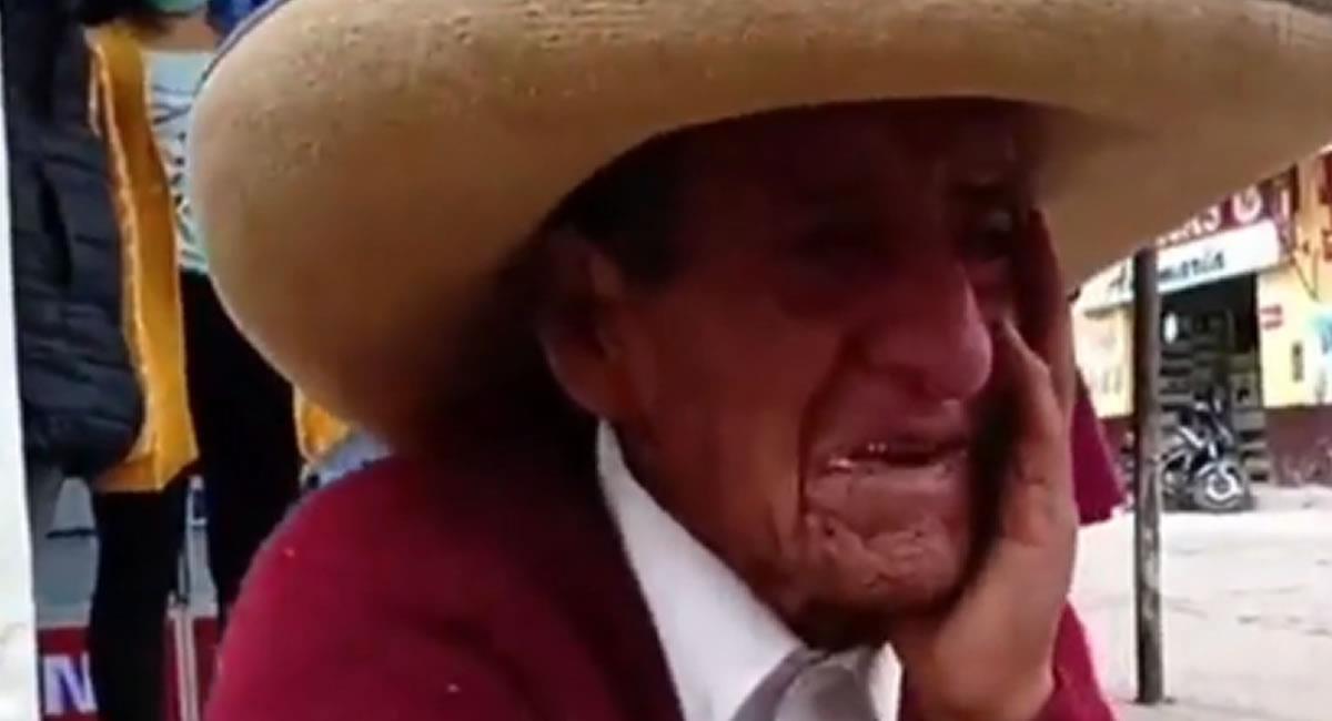 El anciano lloraba desconsolado en una vereda de la calle. Foto: Facebook / Captura @RadioAntena9