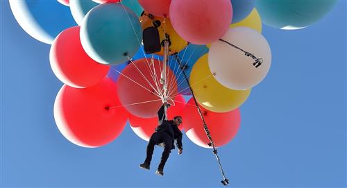 David Blaine se eleva a 7.500 metros con tan solo un puñado de globos