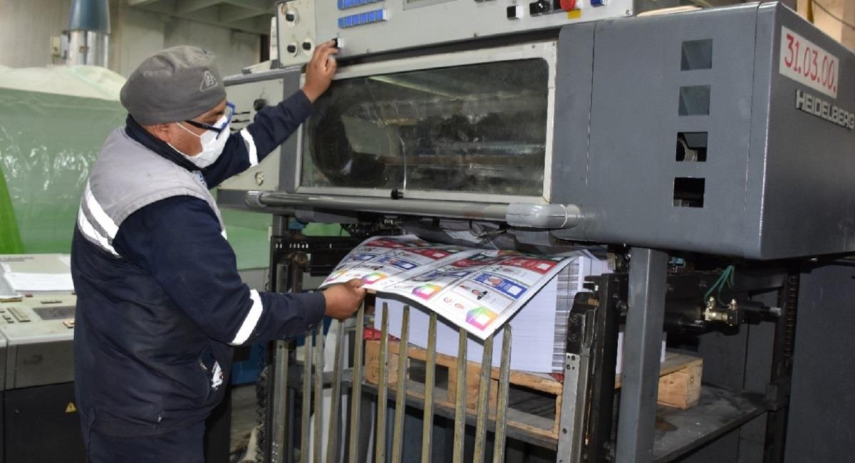 Impresión de las papeletas electorales. Foto: ABI