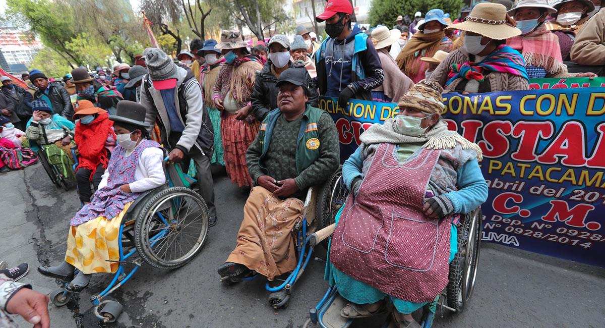 Representantes de personas con discapacidad realizan una protesta en La Paz. Foto: EFE