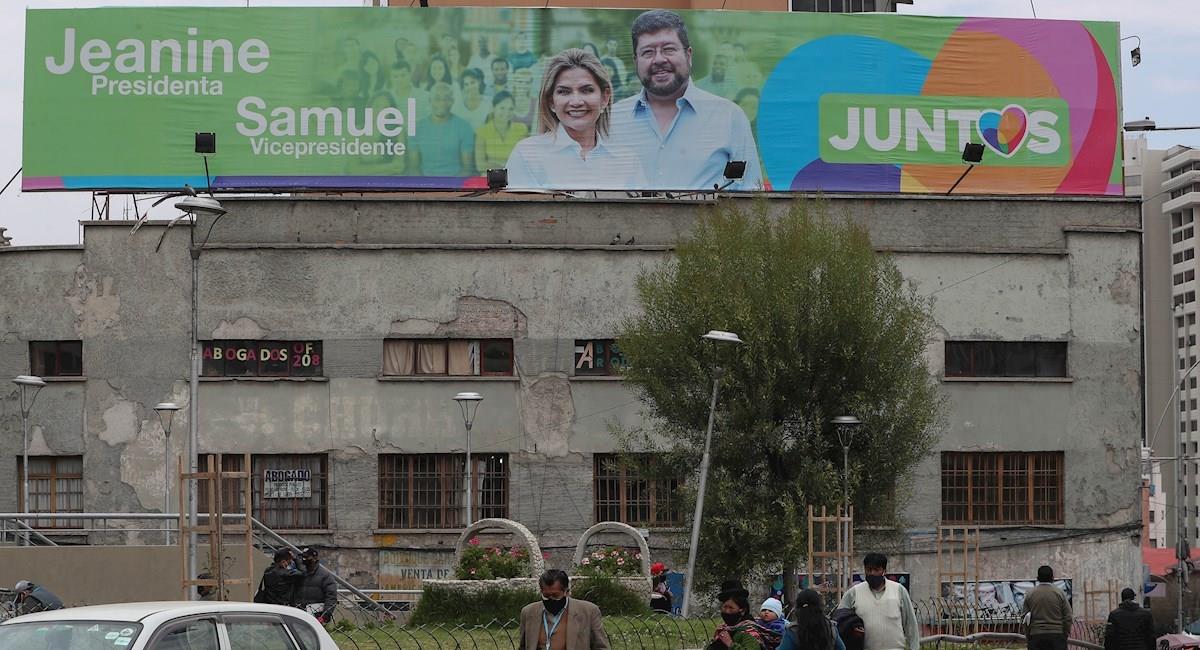 Un cartel de Juntos, la alianza política de Jeanine Áñez. Foto: EFE