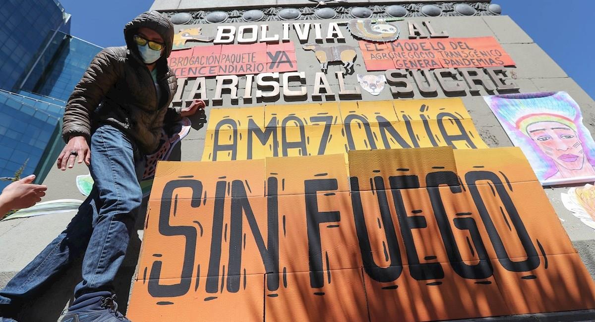 Un grupo de activistas medioambientales protestan en la plaza del Estudiante en La Paz. Foto: EFE