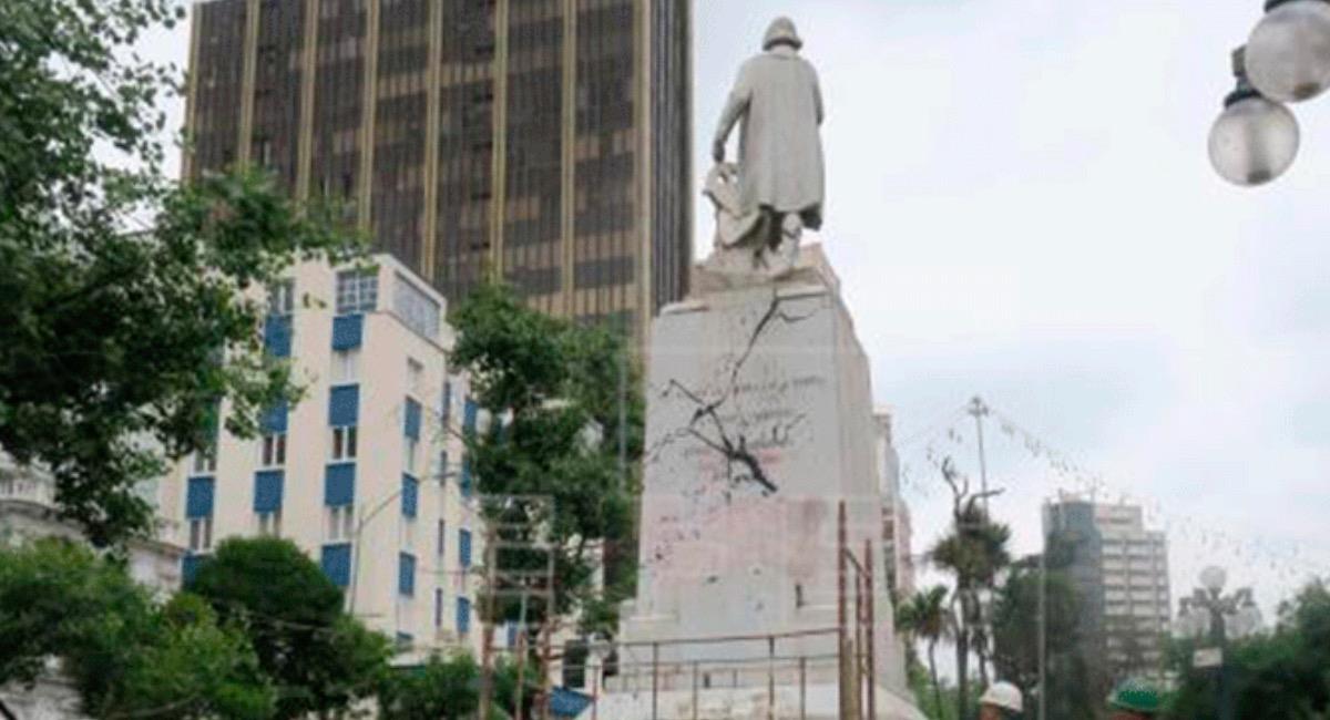 Estatua de Colón pintada en La Paz. Foto: EFE