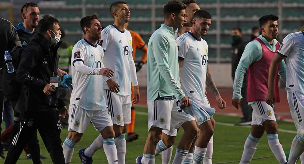 Jugadores de Argentina abandonan el campo durante un partido de clasificación sudamericana. Foto: EFE