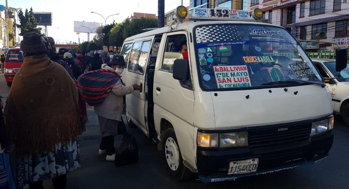 El transporte público e interdepartamental funcionará hasta el sábado en La Paz. Foto: ABI