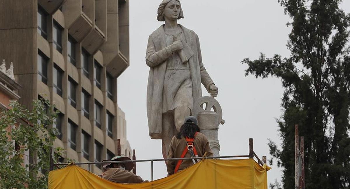 La estatua de Colón es restaurada por estudiantes de la escuela de arte de la Alcaldía de La Paz. Foto: EFE