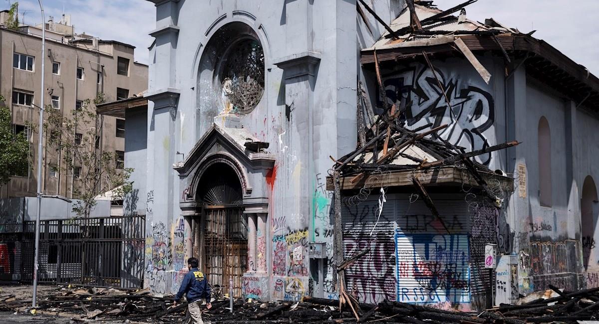 En medio de protestas, iglesias fueron quemadas en la capital chilena. Foto: EFE