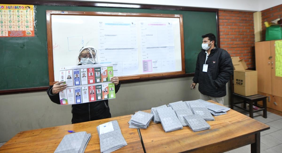 Escrutinio de votos el día de las elecciones. Foto: ABI