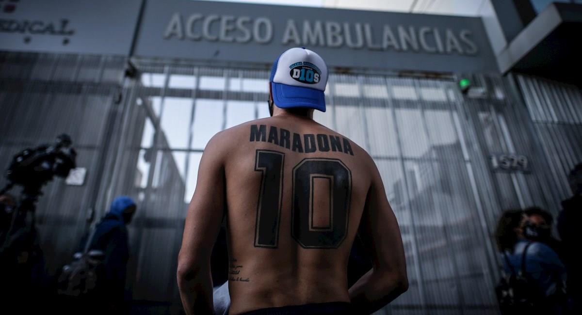 Personas muestran su apoyo a Maradona. Foto: EFE