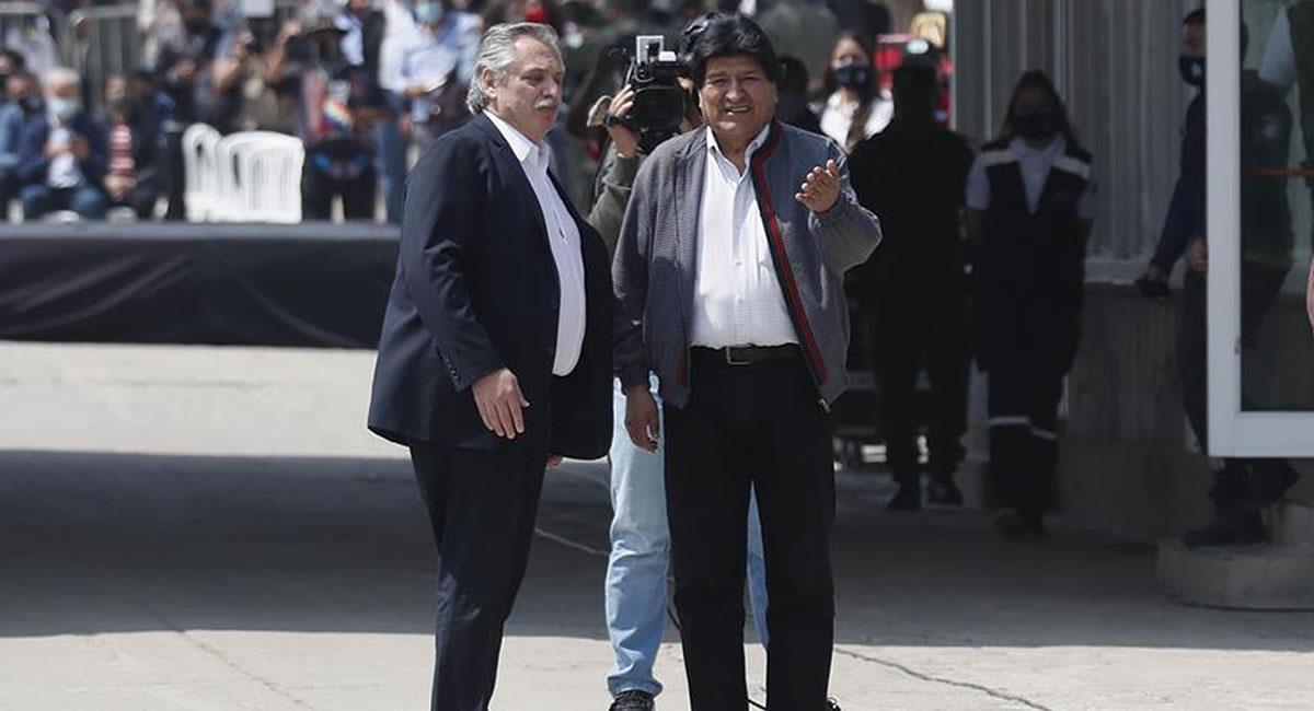 Expresidente boliviano, Evo Morales, acompañado del presidente argentino, Alberto Fernández, llega hoy a Villazón. Foto: EFE