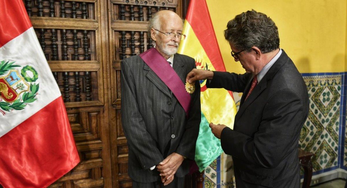 Gustavo Rodríguez Ostria es condecorado por el gobierno peruano. Foto: ABI