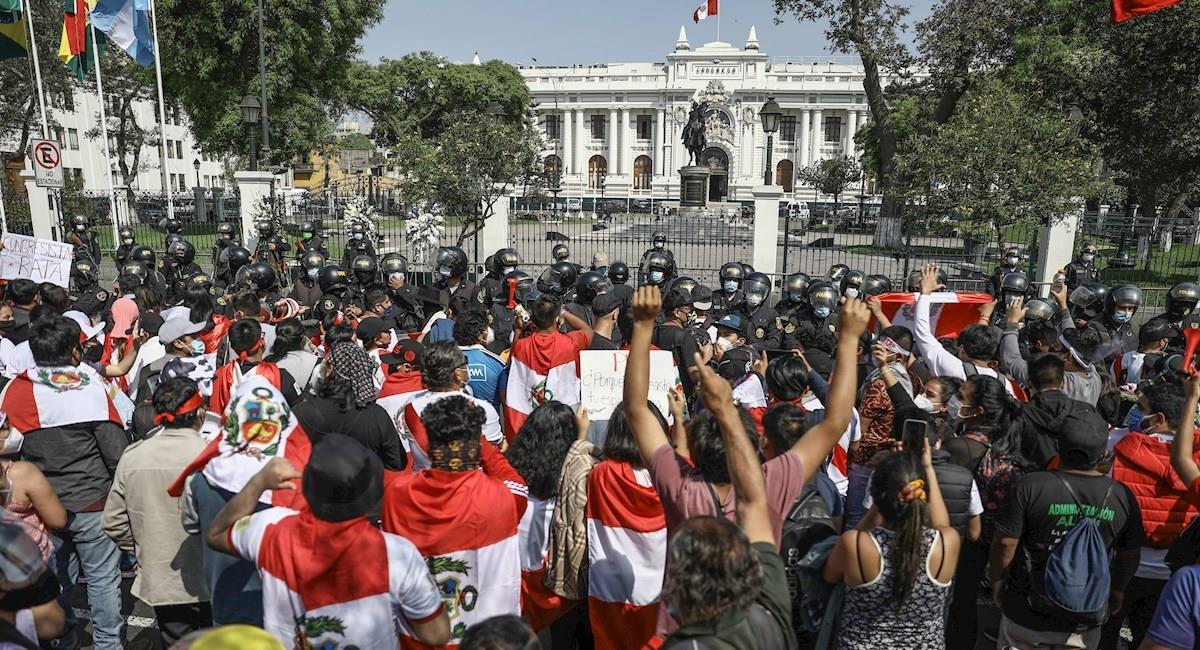 Peruanos celebran la renuncia de Manuel Merino a la Presidencia. Foto: EFE