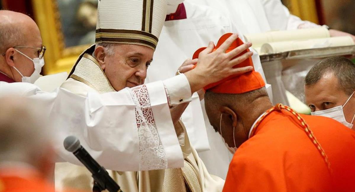 El nuevo cardenal estadounidense Wilton D. Gregory recibe su birreta cuando es nombrado cardenal por el Papa Francisco. Foto: EFE