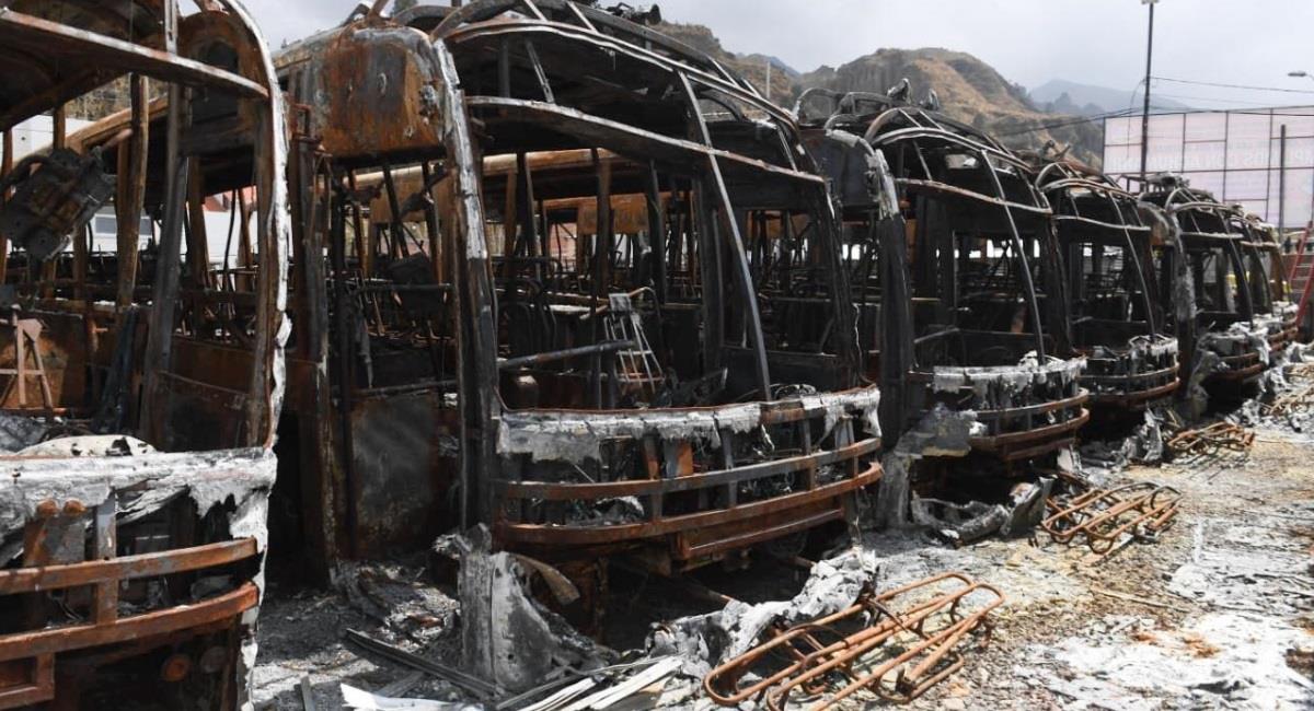 Los buses Pumakatari quemados. Foto: ABI